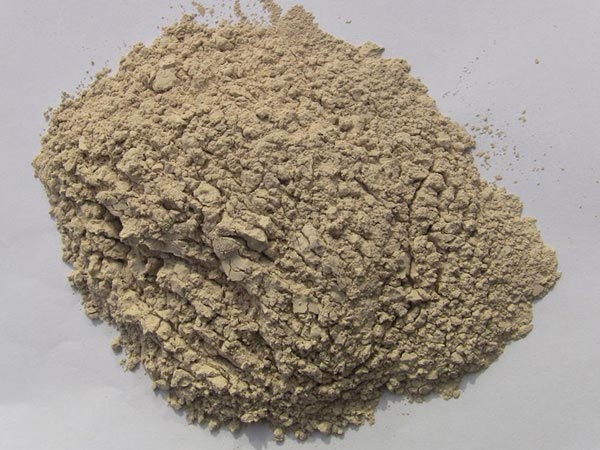 礬土性質(zhì) 礬土主要成分是氧化鋁，為煉鋁和耐火材料的主要原料。白色或灰白色，因含鐵而呈褐黃或淺紅色。密度3.45g/cm3，硬度1～3，不透明，質(zhì)脆。極難熔化，不溶于水，能溶于硫酸、氫氧化鈉溶液。 地區(qū)分布 中國鋁土礦資源比較豐富，在全國18個(gè)省、自治區(qū)、直轄市已查明鋁土礦產(chǎn)地205處，其中大型產(chǎn)地72處（不包括臺(tái)灣），主要分布在山西、山東、河北、河南、貴州、四川、廣西、遼寧、湖南等地。 投資前景 1.可用于煉鋁工業(yè)。用于國防、航空、汽車、電器、化工、日常生活用品等。 2.可用于精密鑄造。礬土熟料加工成細(xì)粉做成鑄模后精鑄。用于軍工、航天、通訊、儀表、機(jī)械及醫(yī)療器械部門。 3.可用于耐火制品。高鋁礬土熟料耐火度高達(dá)1780℃，化學(xué)穩(wěn)定性強(qiáng)、物理性能良好。 4.硅酸鋁耐火纖維。用于鋼鐵、有色冶金、電子、石油、化工、宇航、原子能、國防等多種工業(yè)，消防人員可用耐火纖維布做成衣服。 5.制造礬土水泥、研磨材料、陶瓷工業(yè)以及化學(xué)工業(yè)可制鋁的各種化合物。 鋁礬土磨粉制備 鋁礬土粉是選用煅燒過的熟鋁礬土礦石用雷蒙磨加工制成的細(xì)粉，粒度通常為100目-325目，在耐火材料行業(yè)得到了廣泛的應(yīng)用。通常加工的流程為先經(jīng)顎式破碎機(jī)進(jìn)行破碎，然后篩分進(jìn)入鋁礬土雷蒙磨或鋁礬土超細(xì)磨粉機(jī)中，進(jìn)行鋁礬土粉制備，使其應(yīng)用更加廣泛。